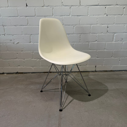 Vitra Eames Plastic Side Chair DSR weiß