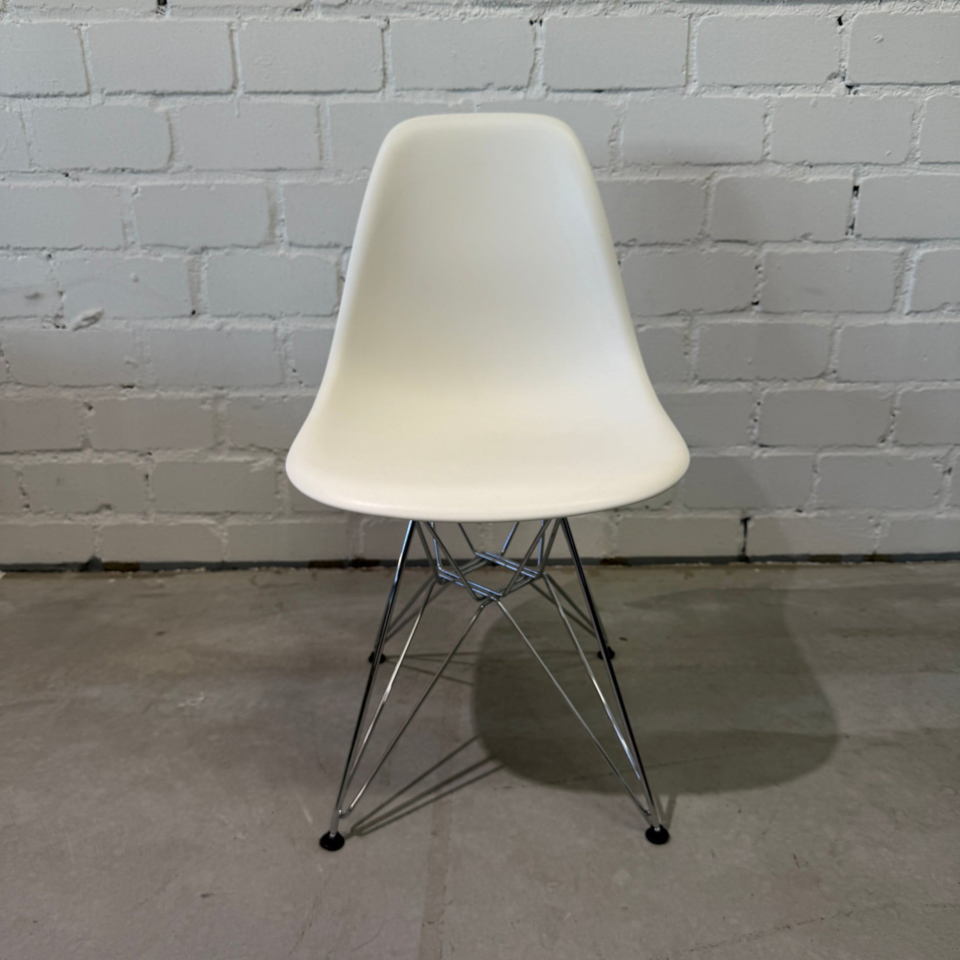 Vitra Eames Plastic Side Chair DSR weiß