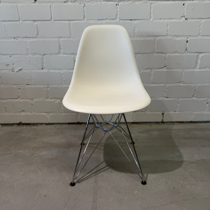 Vitra Eames Plastic Side Chair DSR weiß