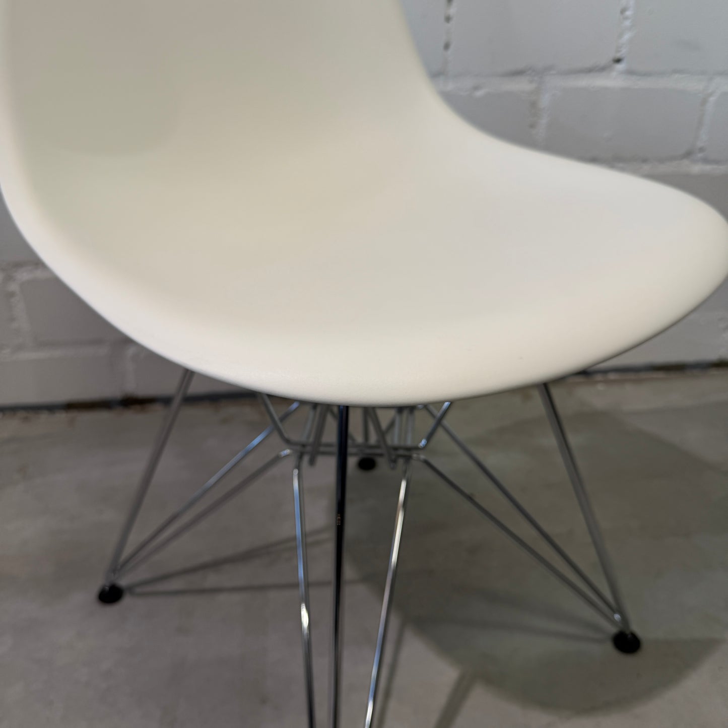 Vitra Eames Plastic Side Chair DSR weiß