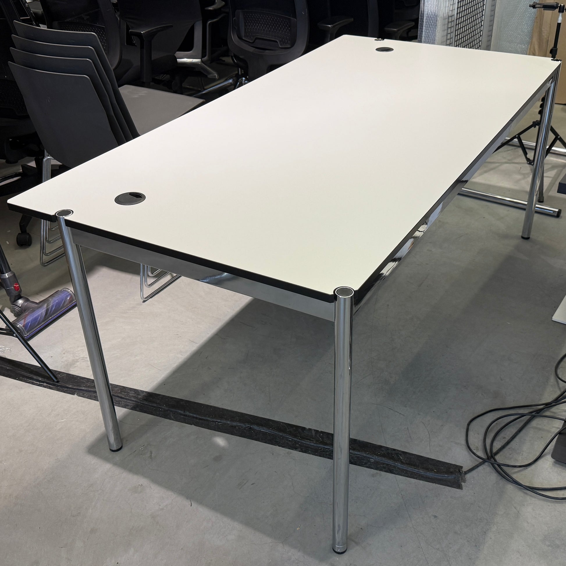 USM Haller Tisch 180x90cm perlgrau/weiß Sondermaß
