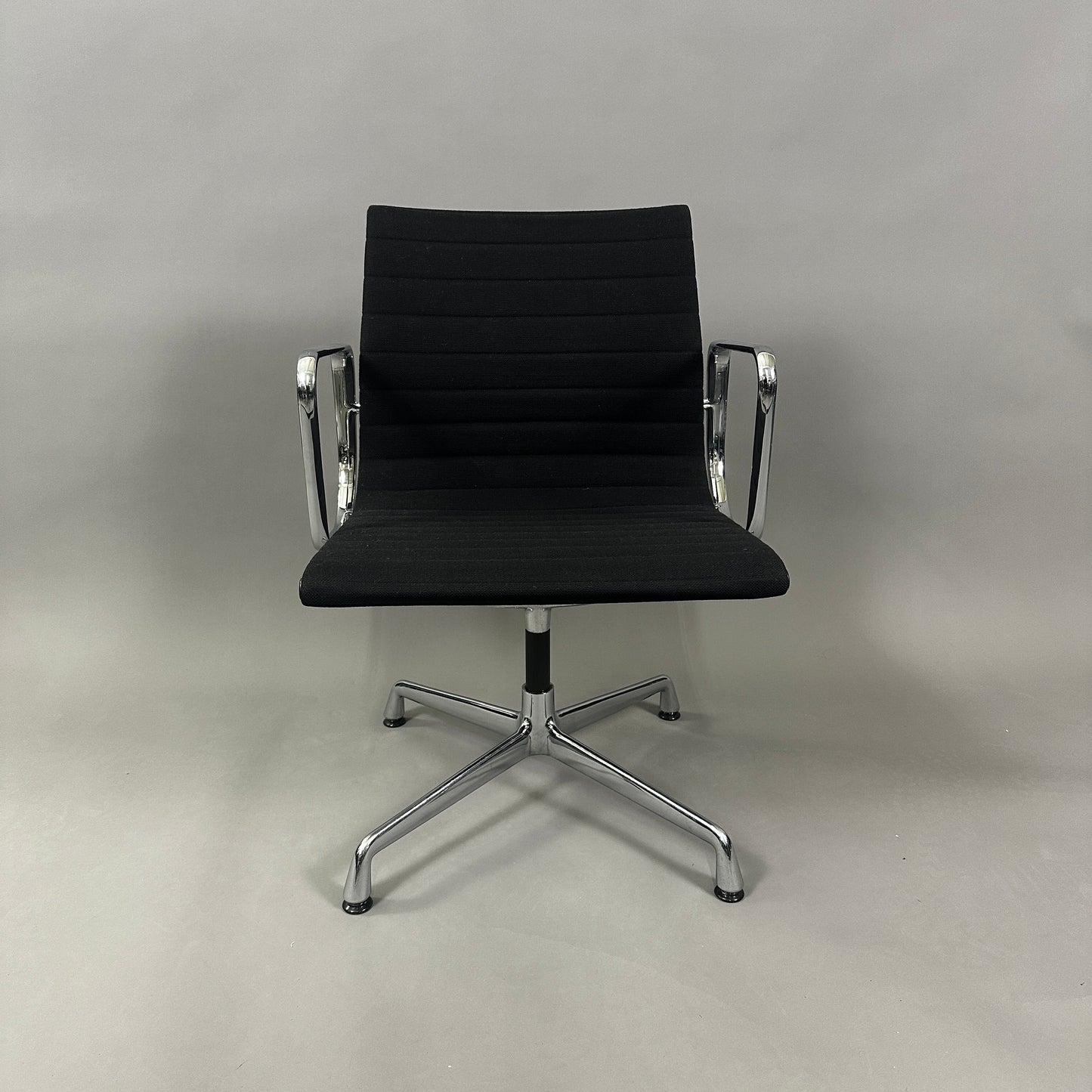 Vitra EA 107 Hopsak schwarz (nicht drehbar)