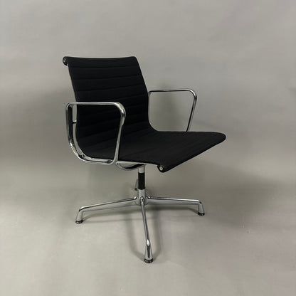 Vitra EA 107 Hopsak schwarz (nicht drehbar)