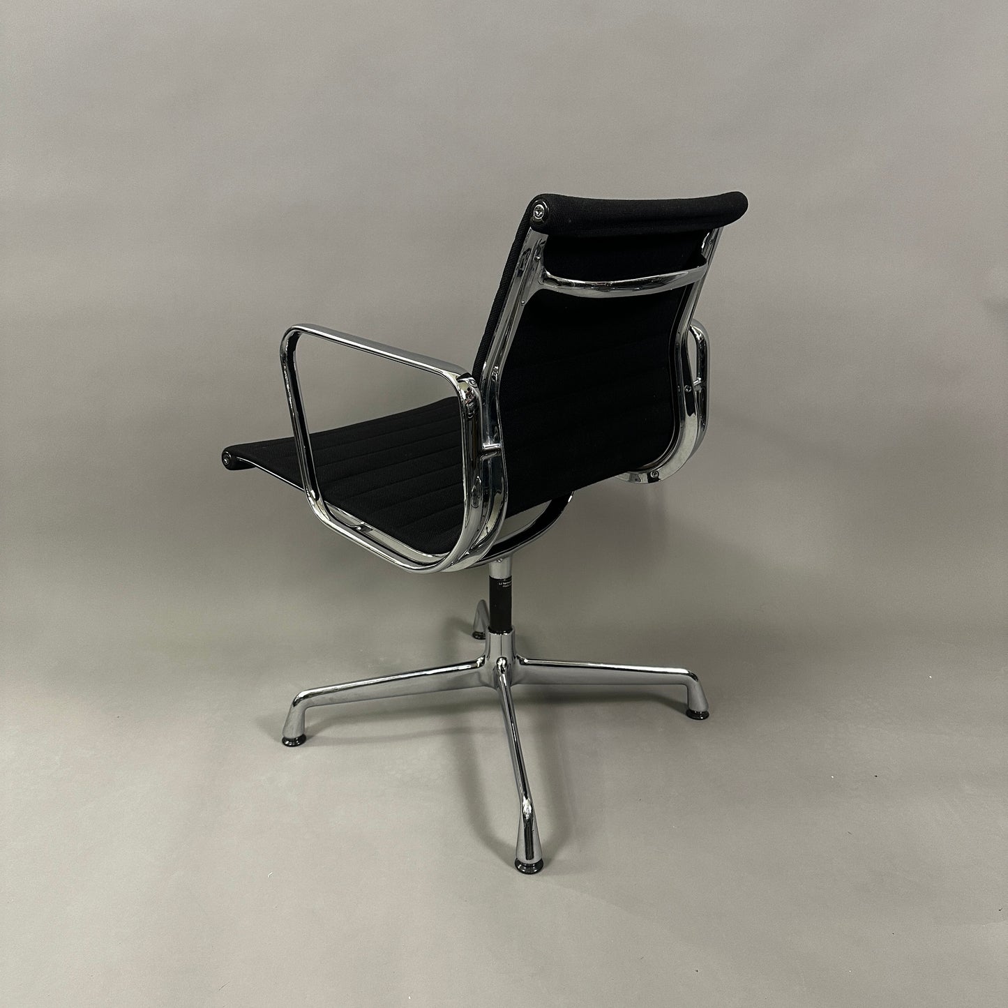 Vitra EA 107 Hopsak schwarz (nicht drehbar)