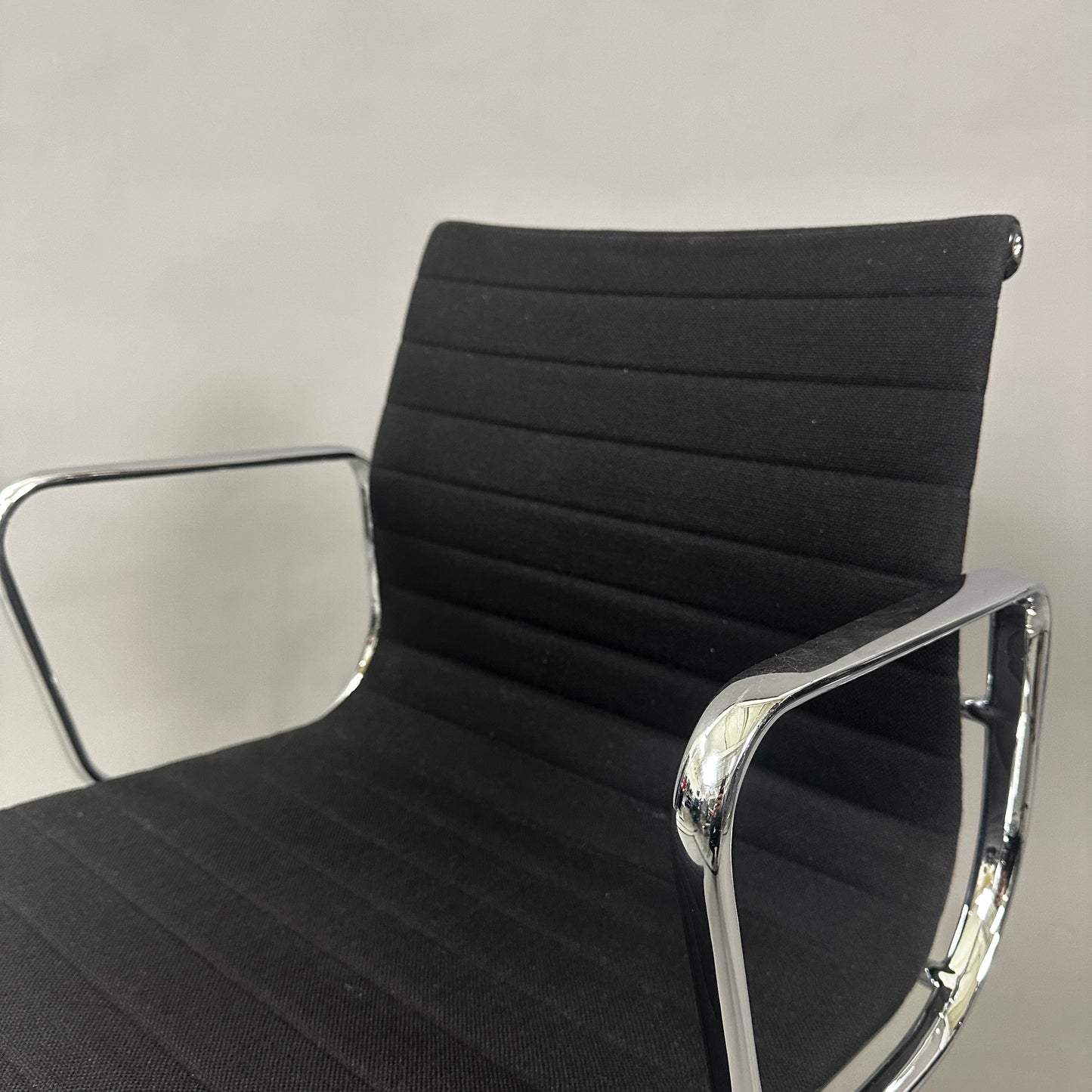 Vitra EA 107 Hopsak schwarz (nicht drehbar)