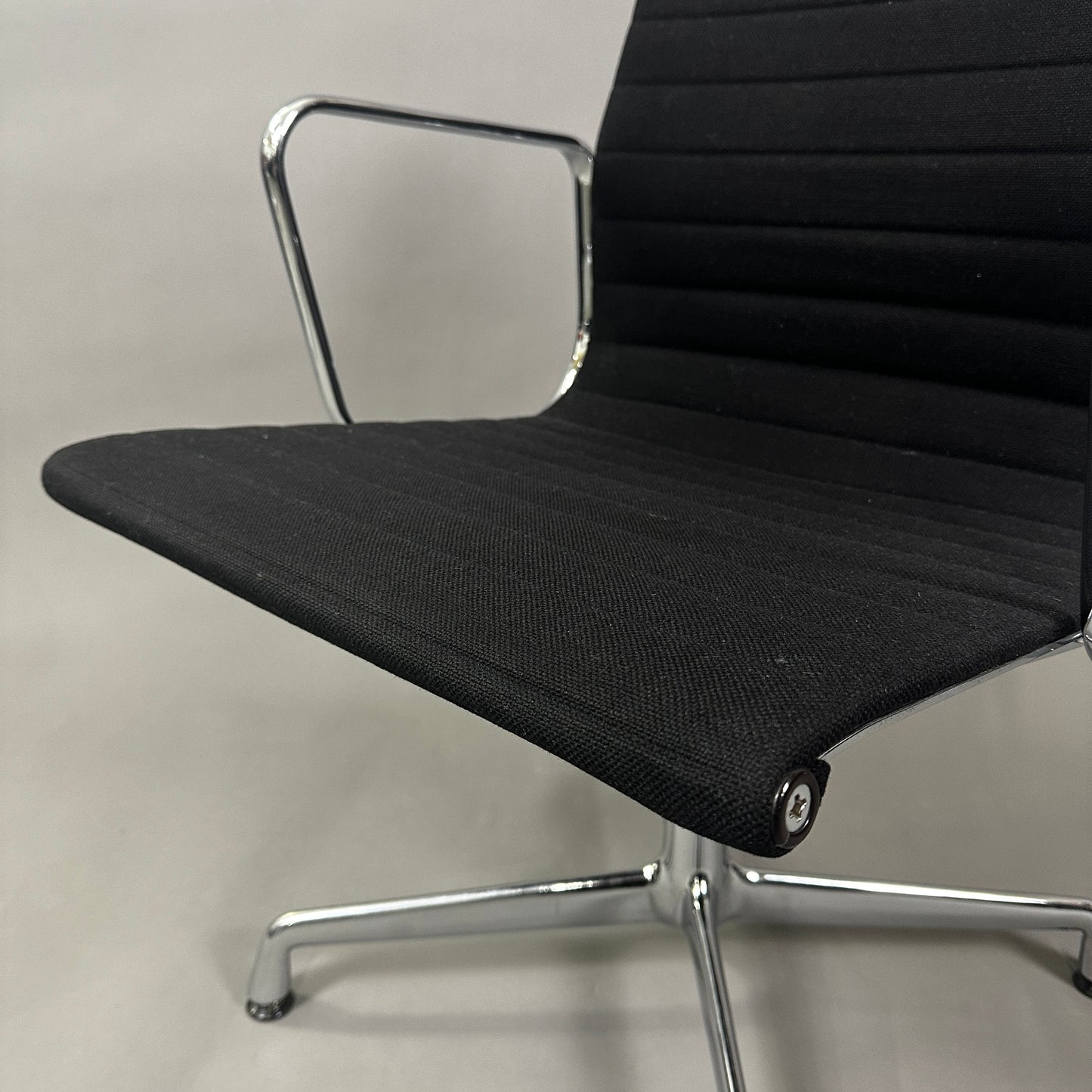 Vitra EA 107 Hopsak schwarz (nicht drehbar)