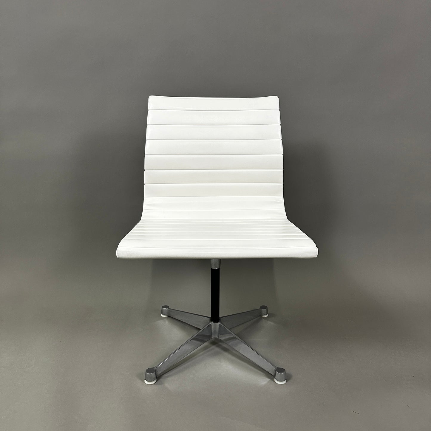 Vitra EA 101 Leder (nicht drehbar)