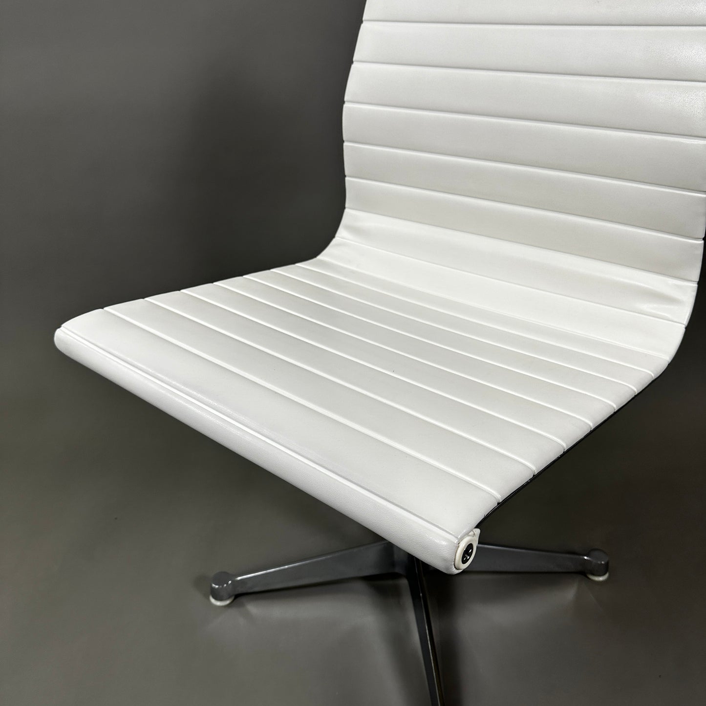 Vitra EA 101 Leder (nicht drehbar)