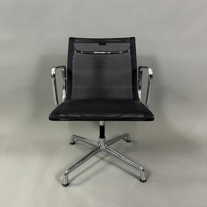 Vitra EA 108 Netz schwarz (drehbar)