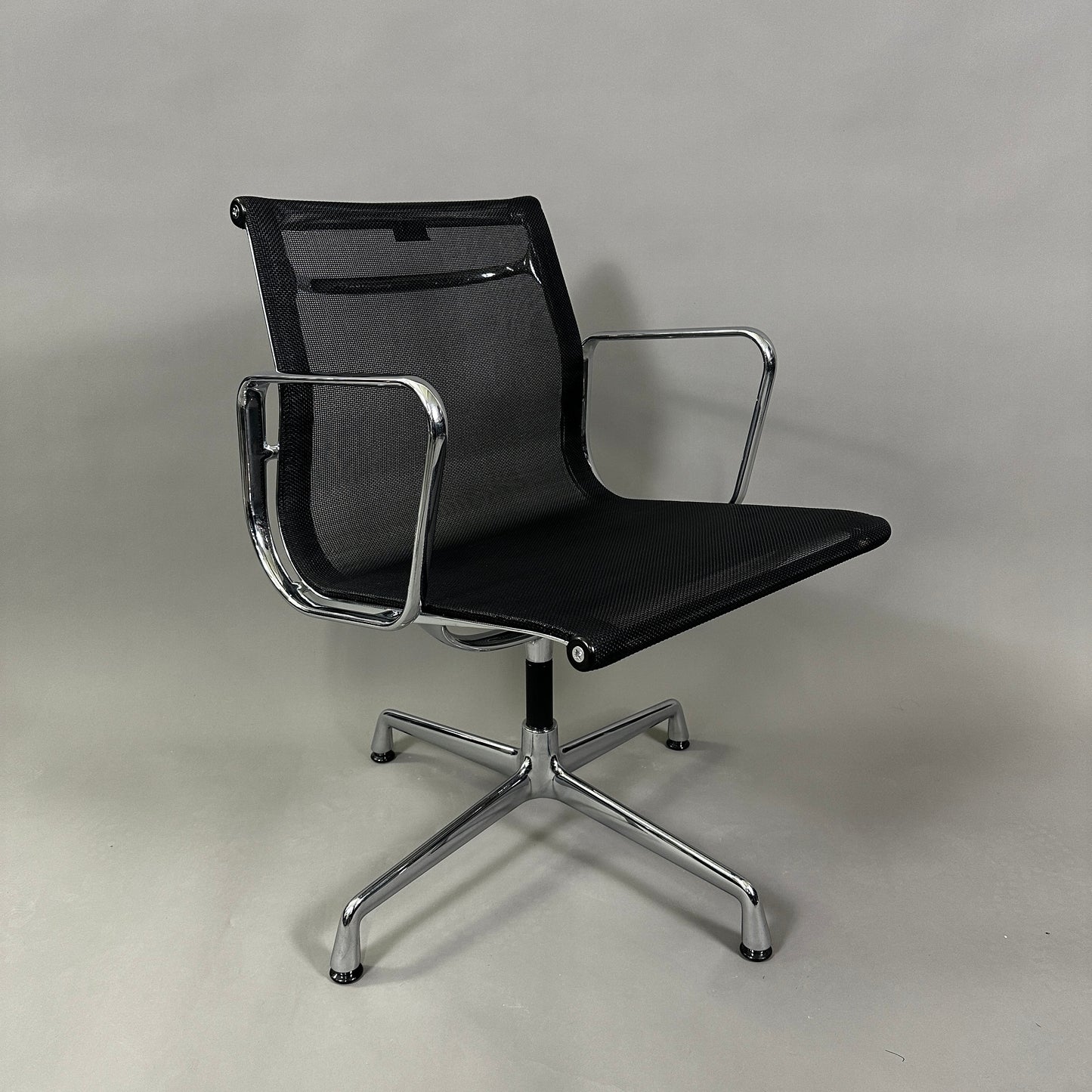 Vitra EA 108 Netz schwarz (drehbar)