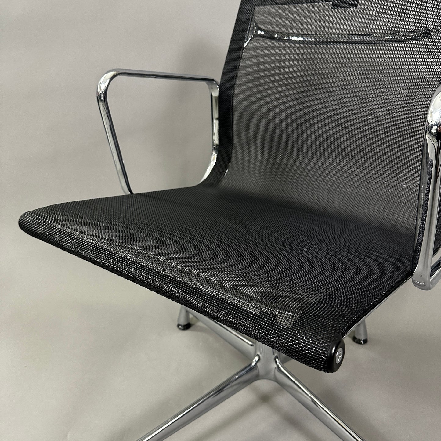 Vitra EA 108 Netz schwarz (drehbar)