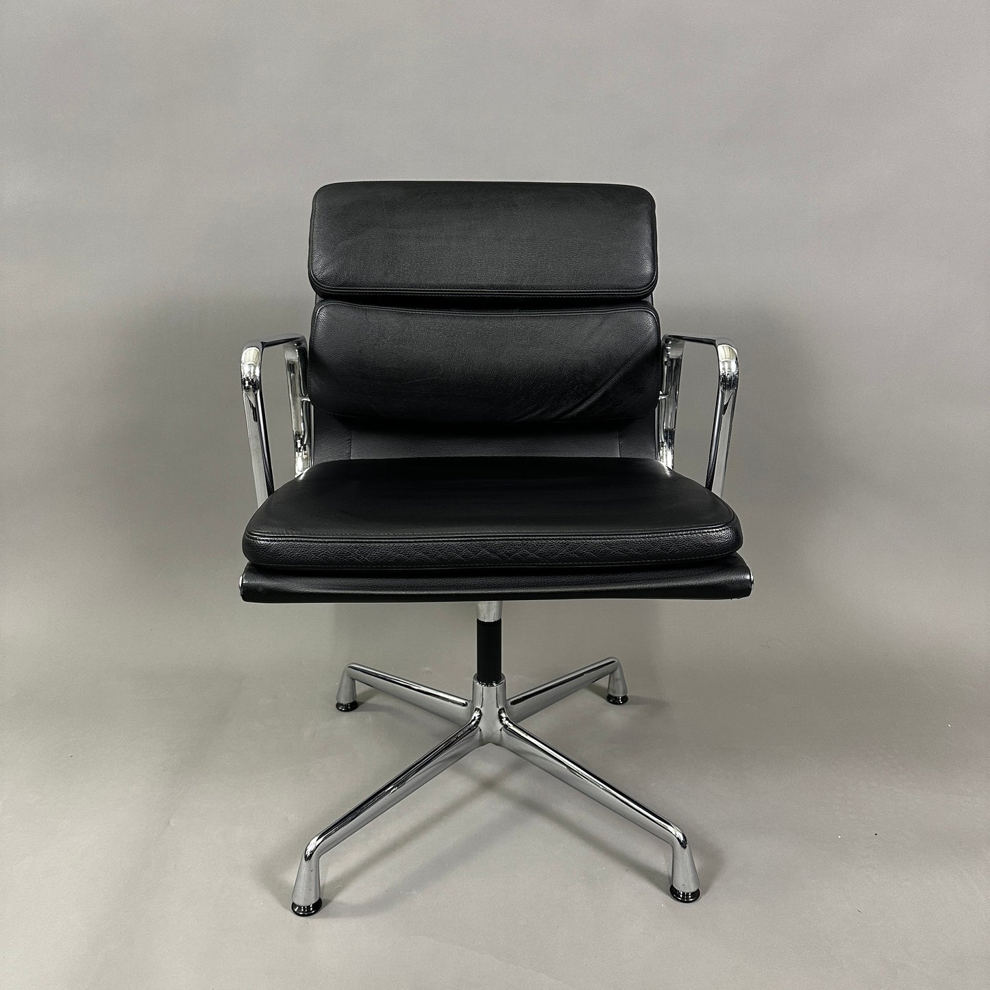 Vitra EA Soft Pad Chair 208 schwarz