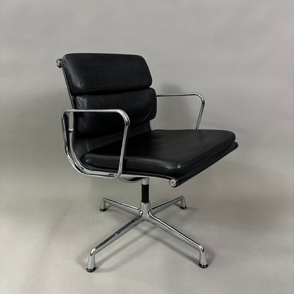 Vitra EA Soft Pad Chair 208 schwarz