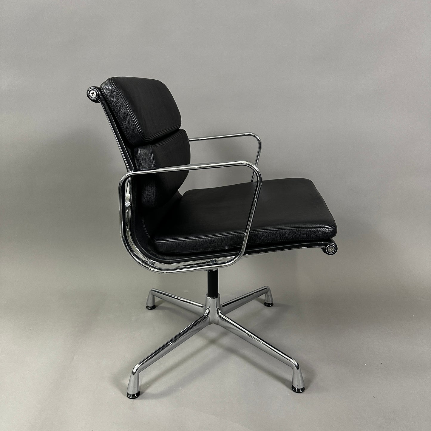 Vitra EA Soft Pad Chair 208 schwarz