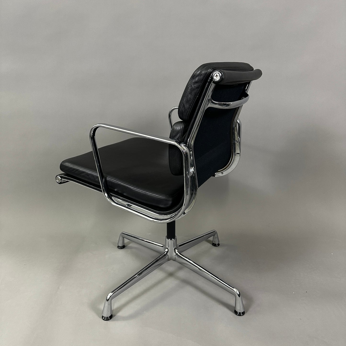 Vitra EA Soft Pad Chair 208 schwarz