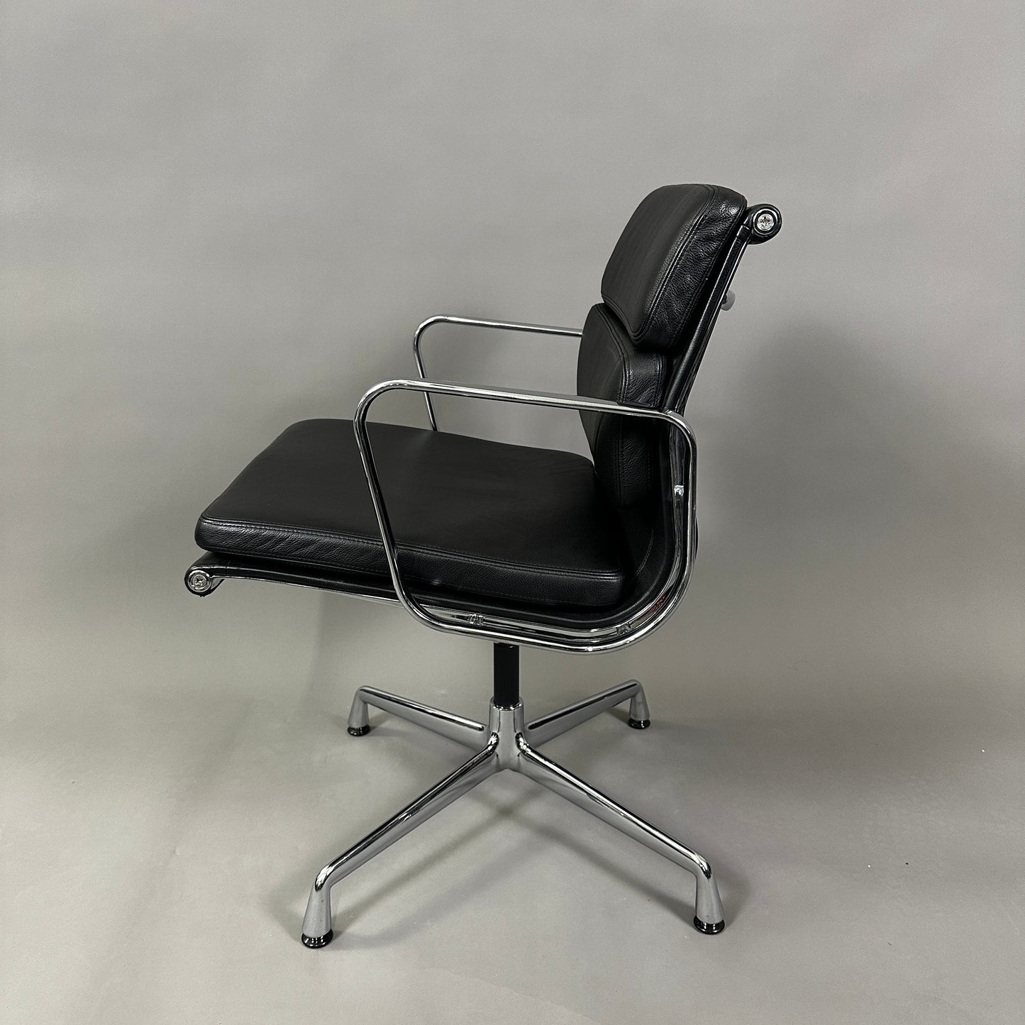 Vitra EA Soft Pad Chair 208 schwarz