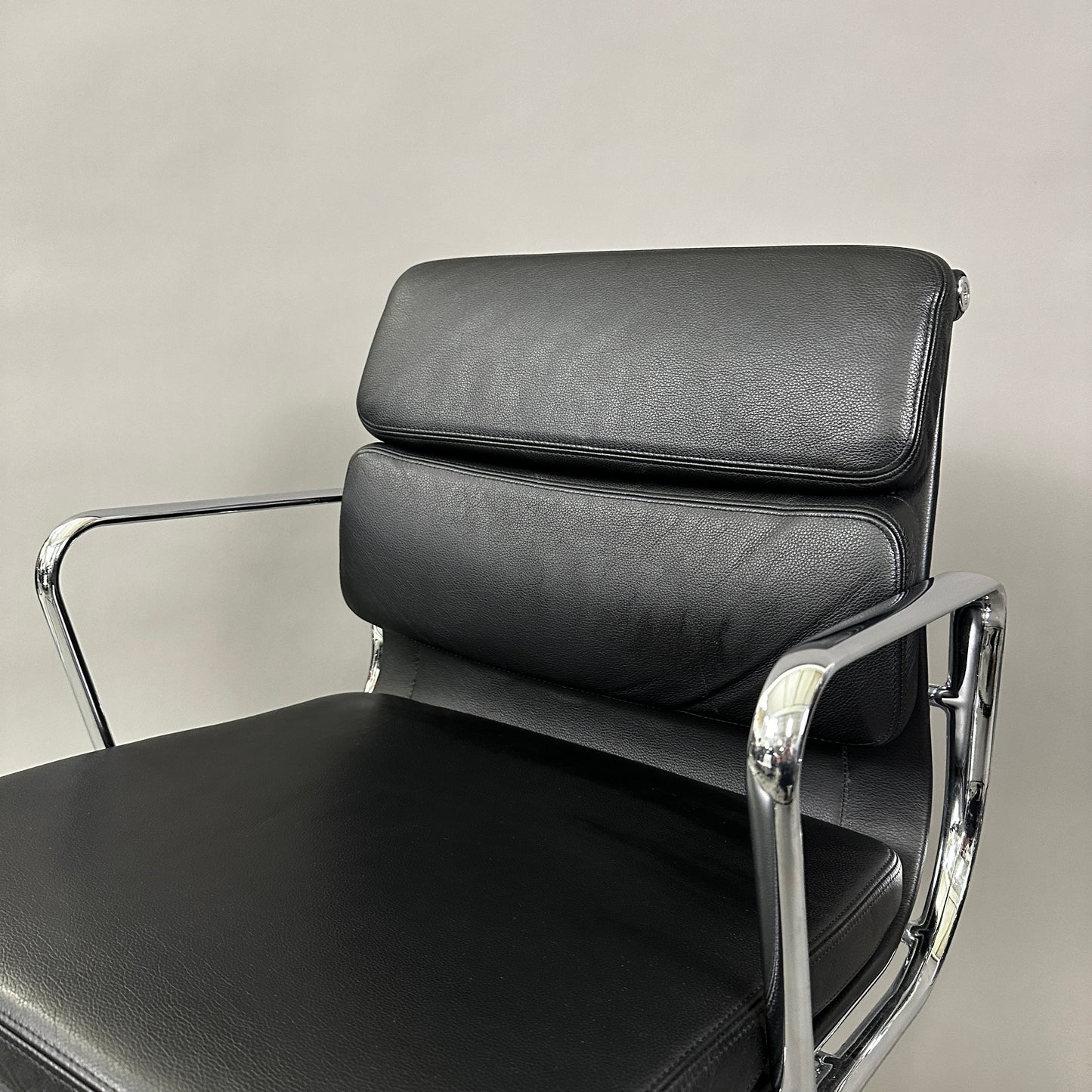 Vitra EA Soft Pad Chair 208 schwarz