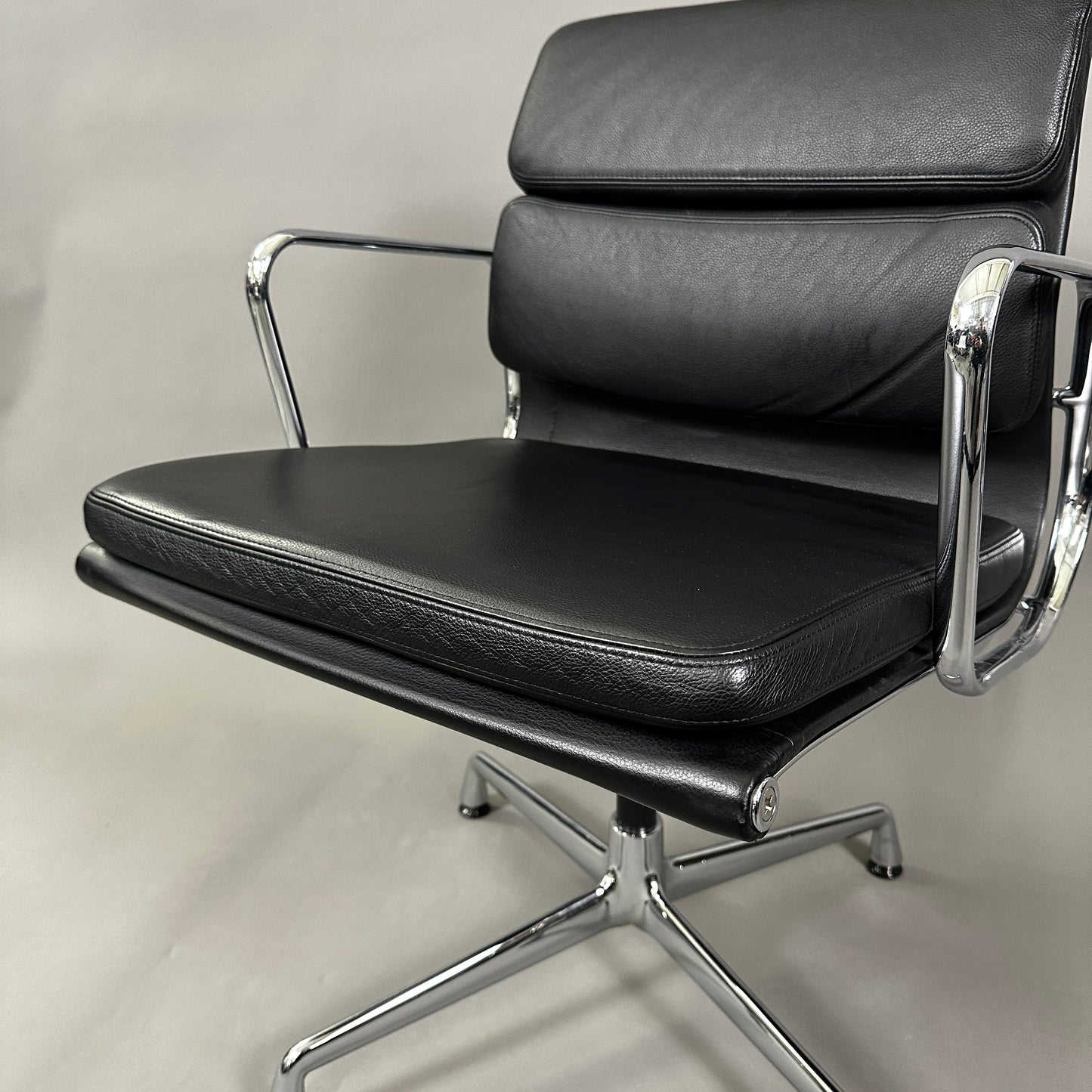 Vitra EA Soft Pad Chair 208 schwarz