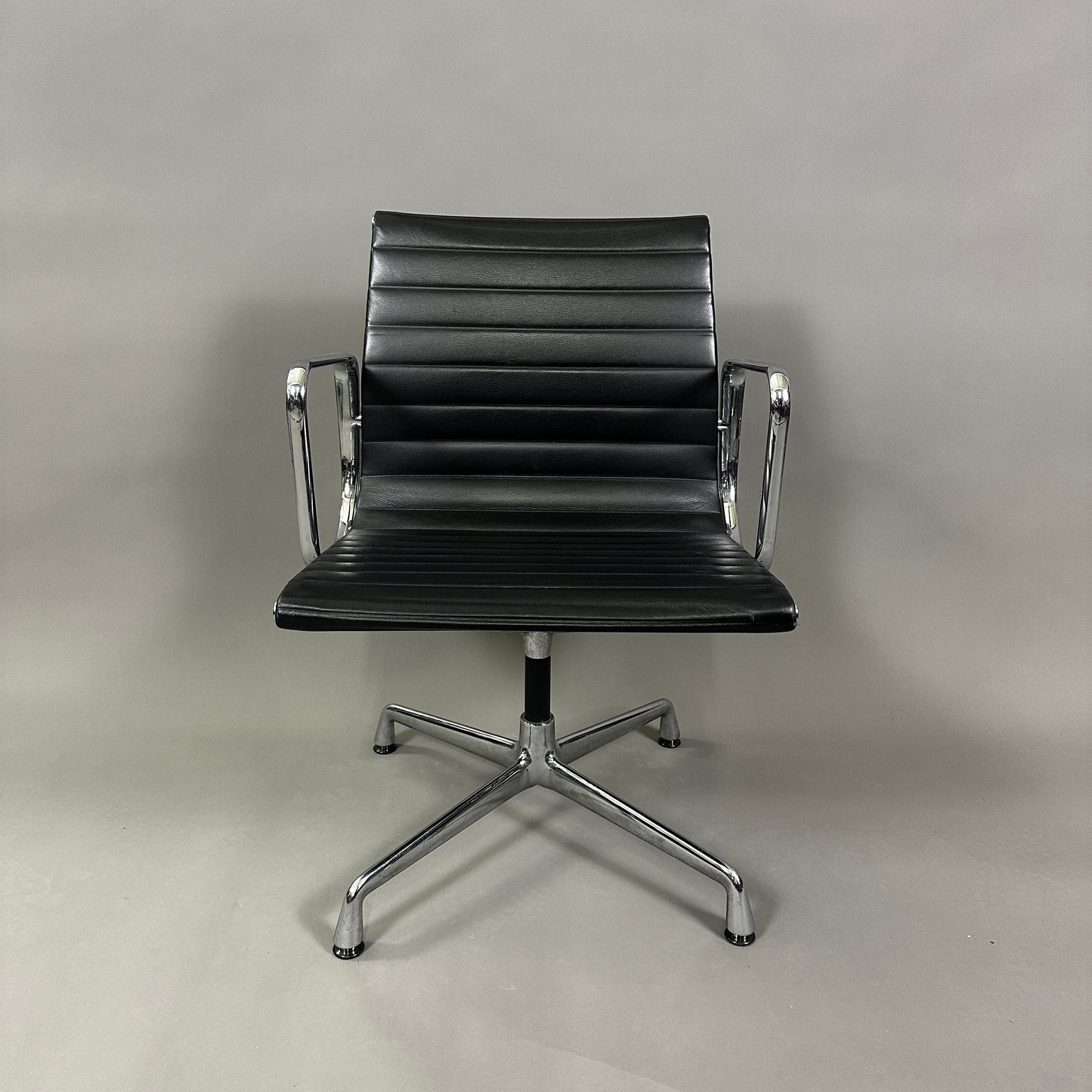 Vitra EA 108 Leder schwarz (drehbar)