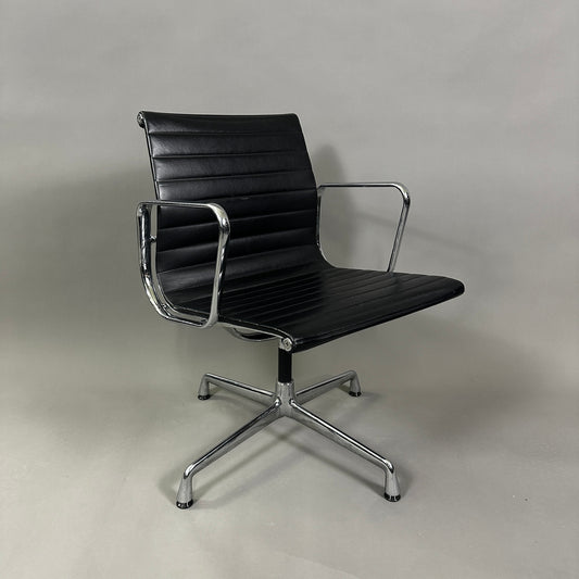 Vitra EA 108 Leder schwarz (drehbar)