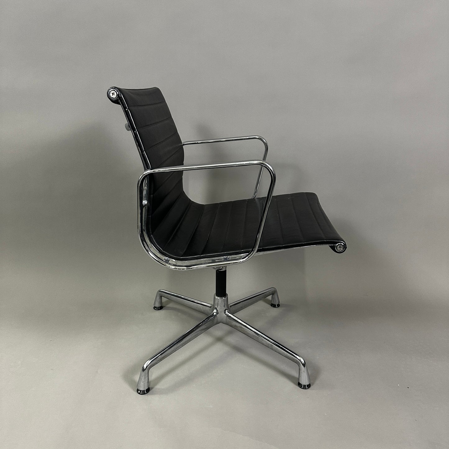 Vitra EA 108 Leder schwarz (drehbar)