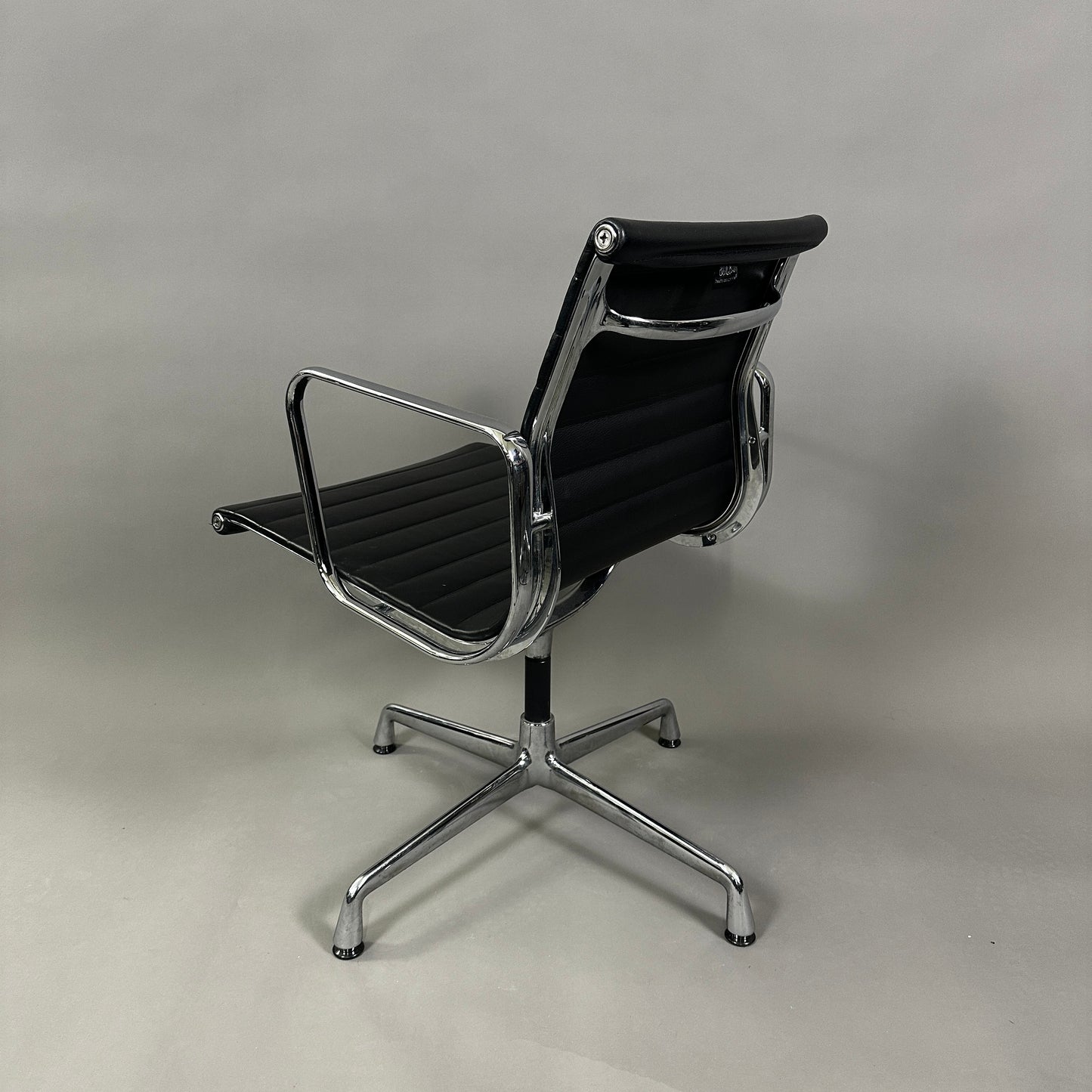 Vitra EA 108 Leder schwarz (drehbar)