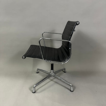 Vitra EA 108 Leder schwarz (drehbar)