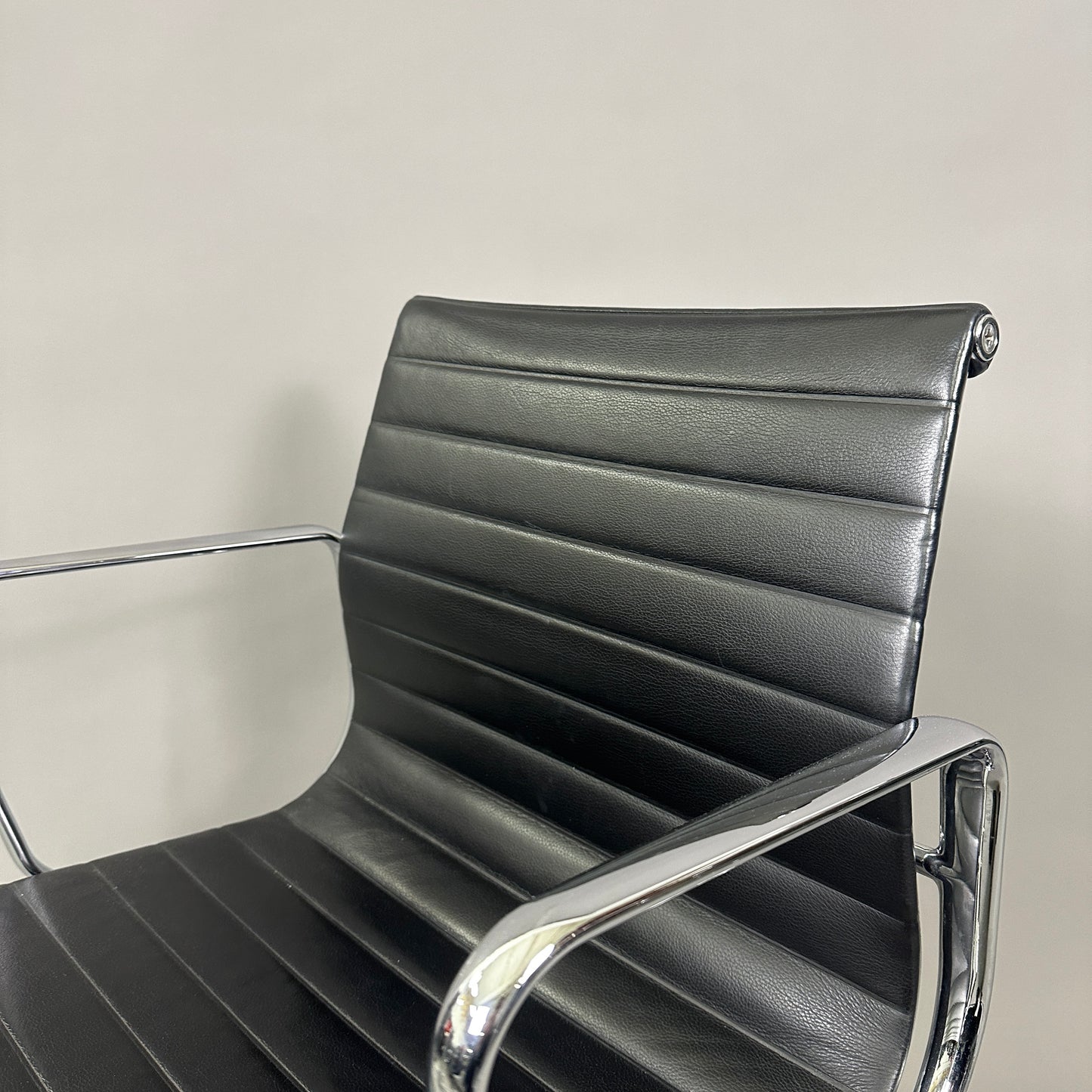 Vitra EA 108 Leder schwarz (drehbar)