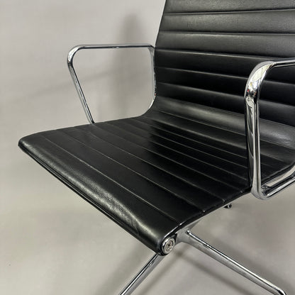 Vitra EA 108 Leder schwarz (drehbar)