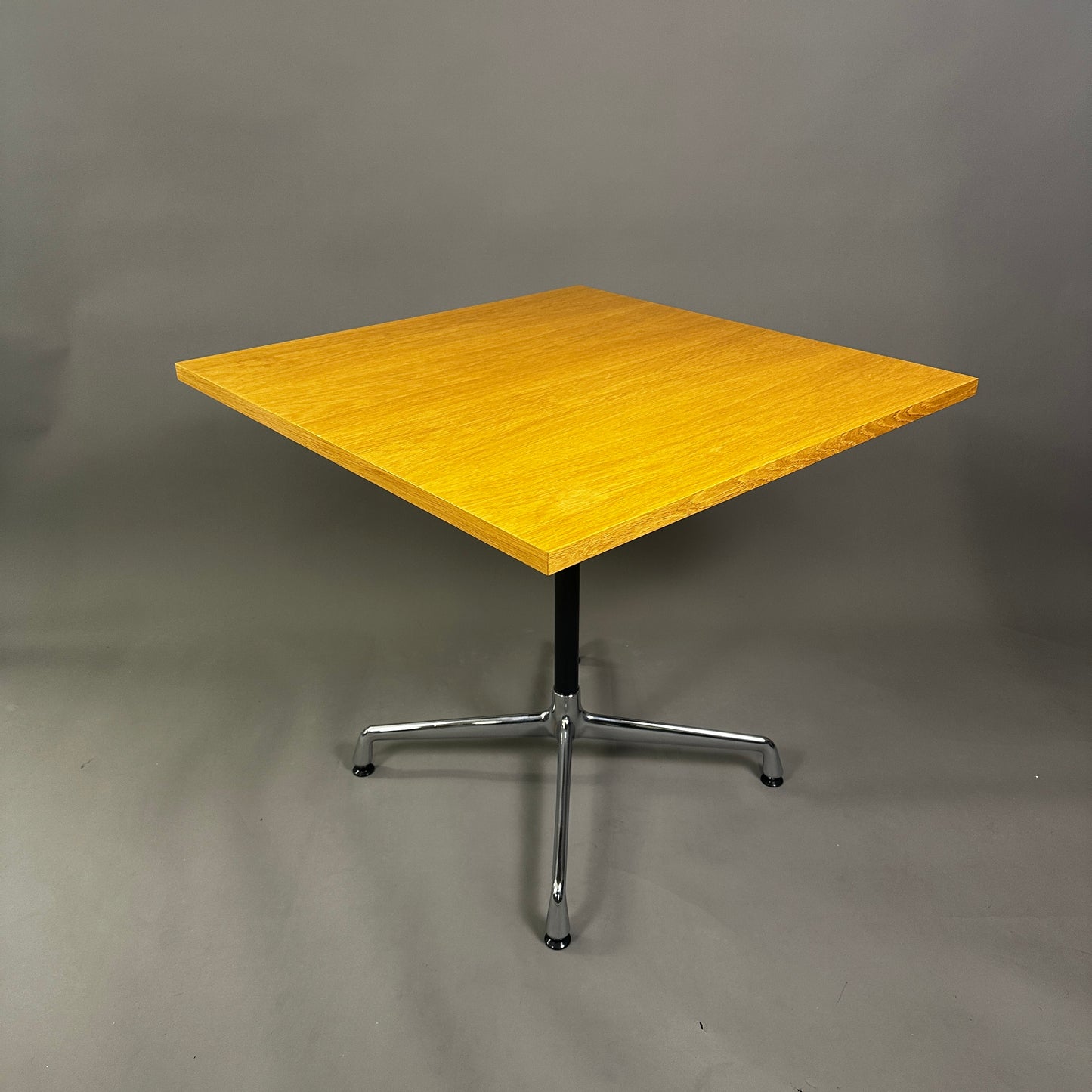 Vitra Besprechungstisch Segmented Table Eiche 80x80cm