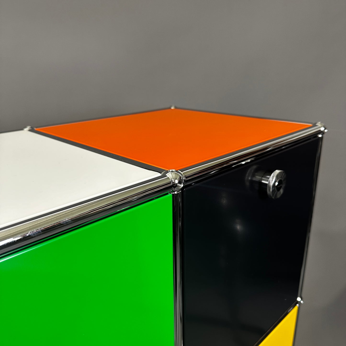 USM Haller Highboard grün/gelb/schwarz