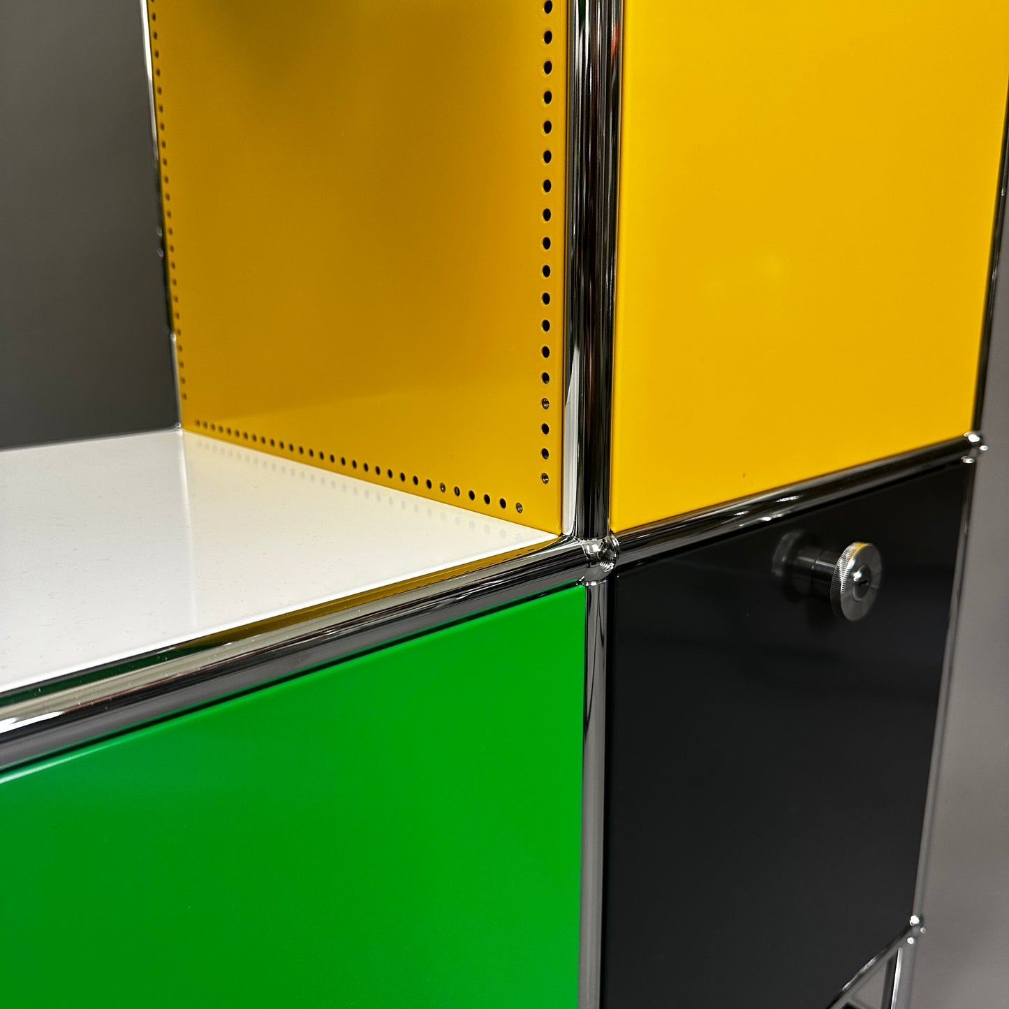 USM Haller Highboard grün/gelb/schwarz