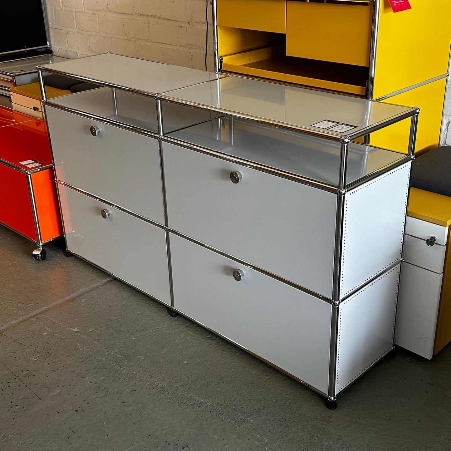 USM Haller Sideboard lichtgrau 35 tief 2x2 Klappen mit Aufsatz