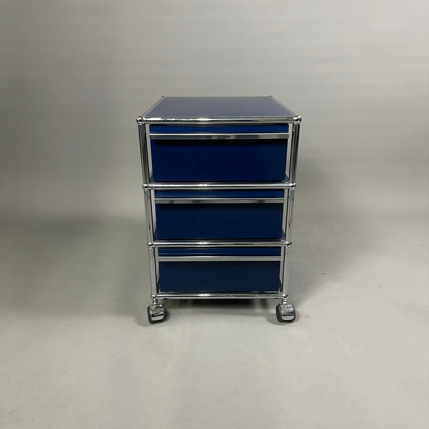 USM Haller Rollcontainer stahlblau (3 Auszüge)