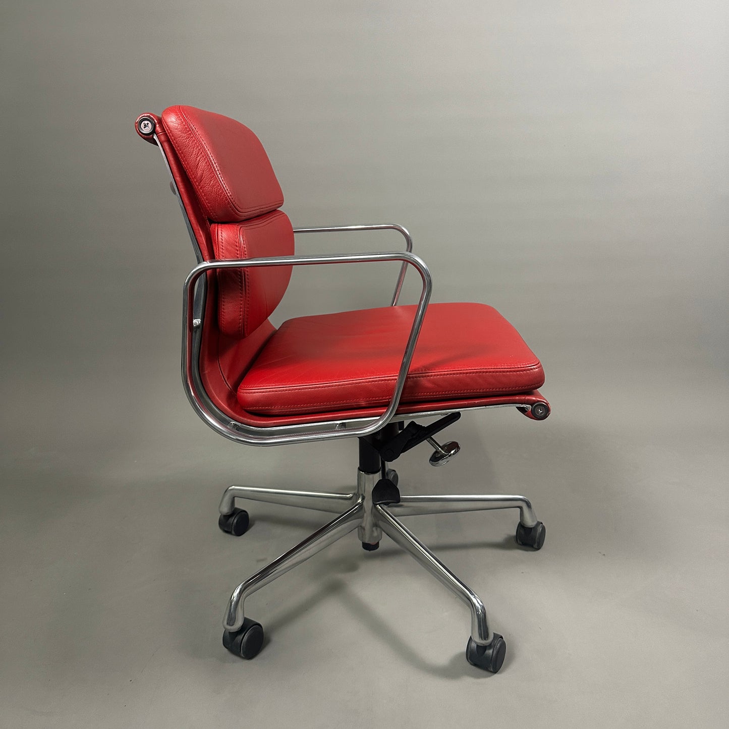 Vitra EA 217 Leder rot