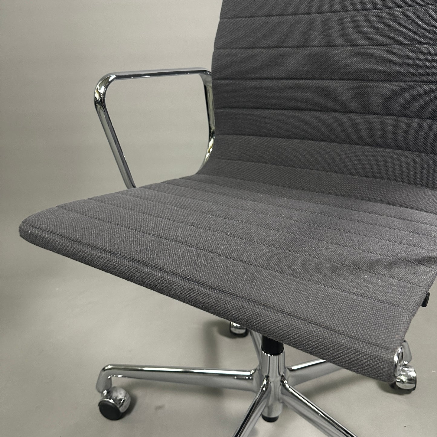 Vitra EA 117 Hopsak grau