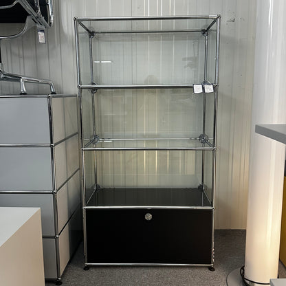 USM Haller Vitrine schwarz mit Klapptür