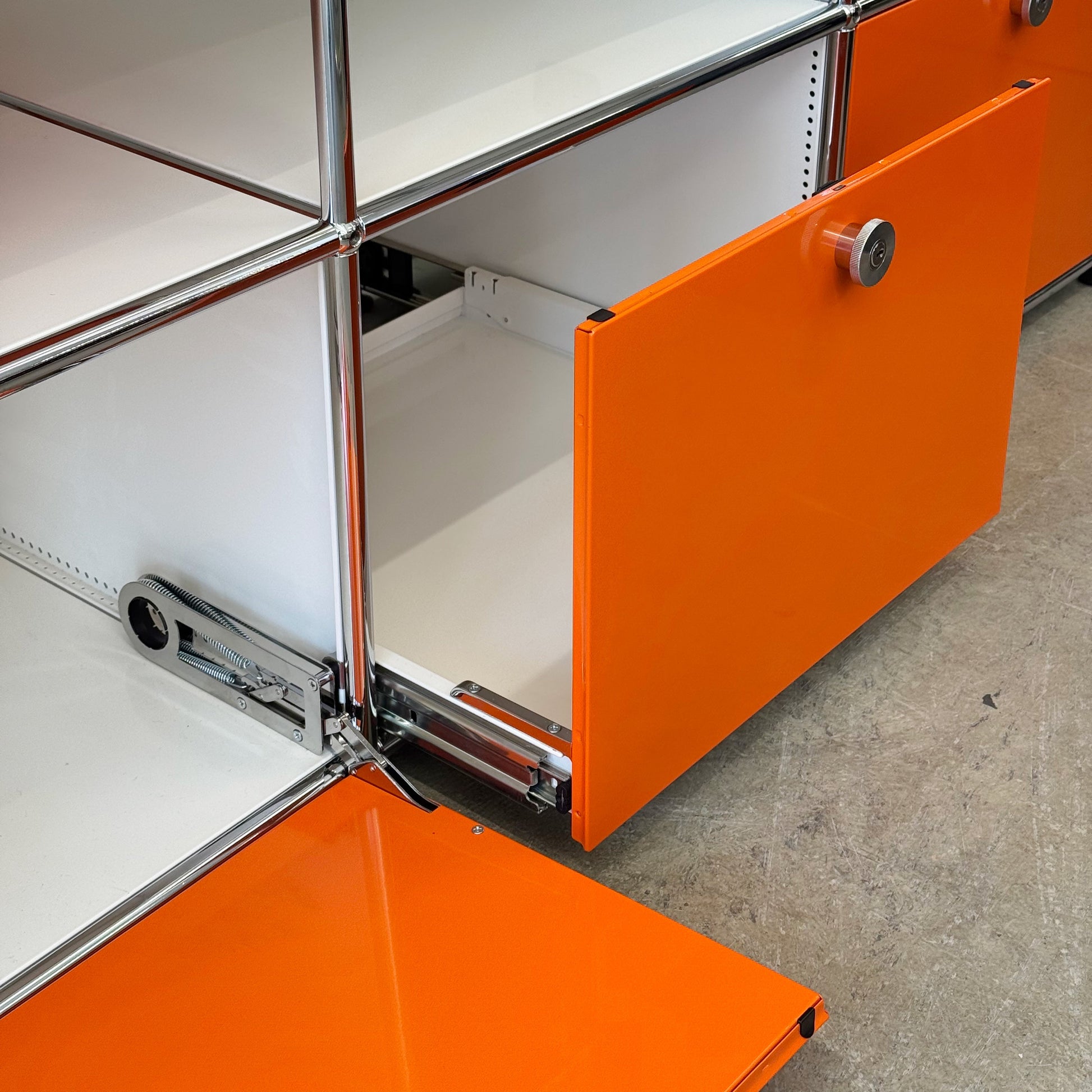 USM Haller Lowboard 3x2 orange/weiß