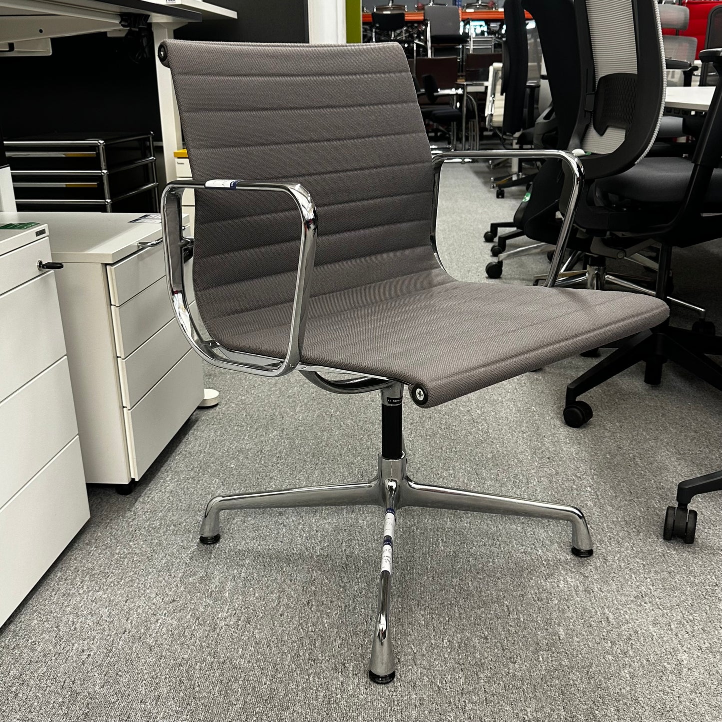 Vitra EA 107 Hopsak mittelgrau (nicht drehbar)