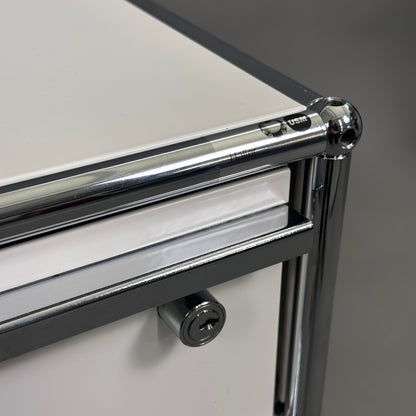 USM Haller Rollcontainer weiß (3 Auszüge) mit Rückpanelen