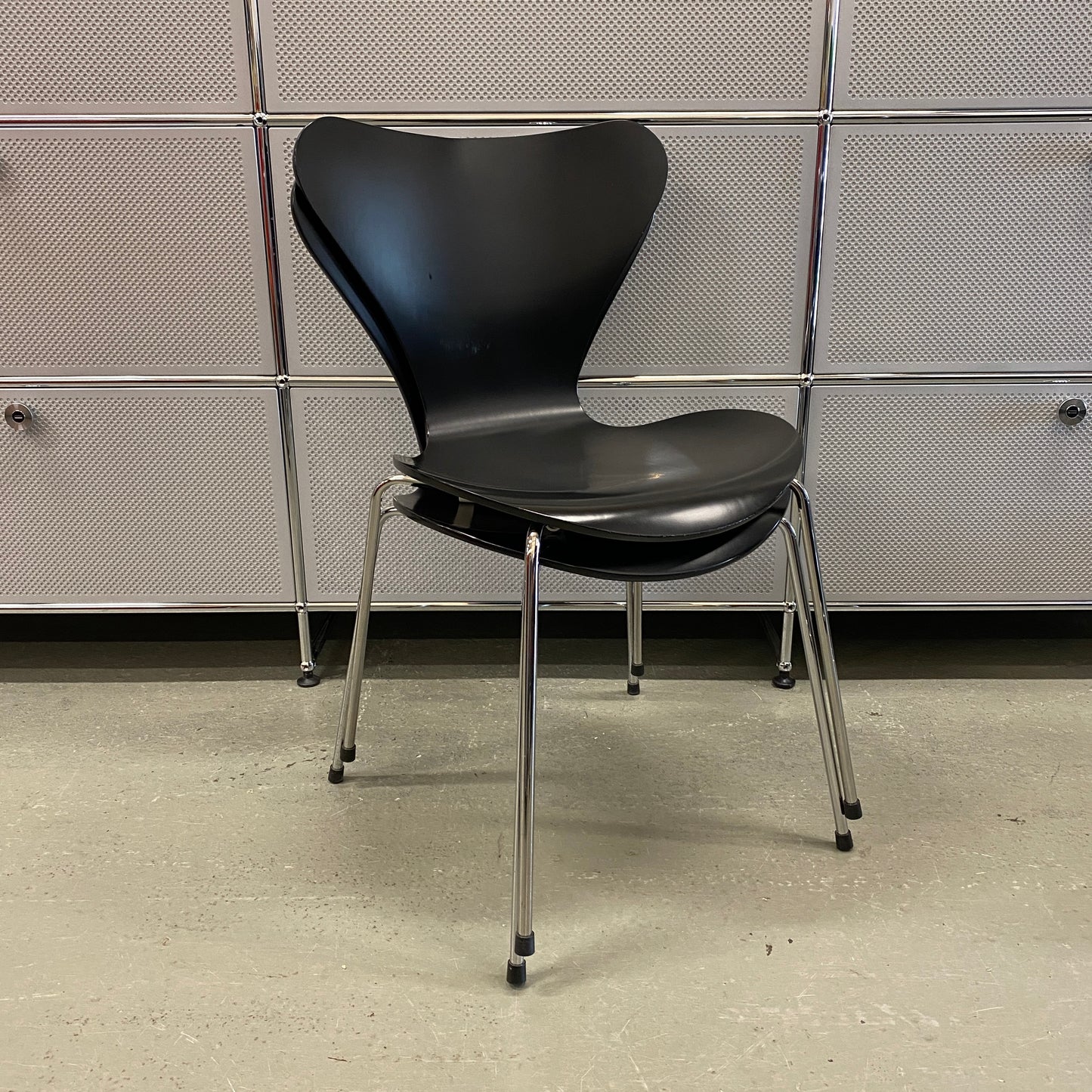 Fritz Hansen Serie 7 Stapelstuhl schwarz