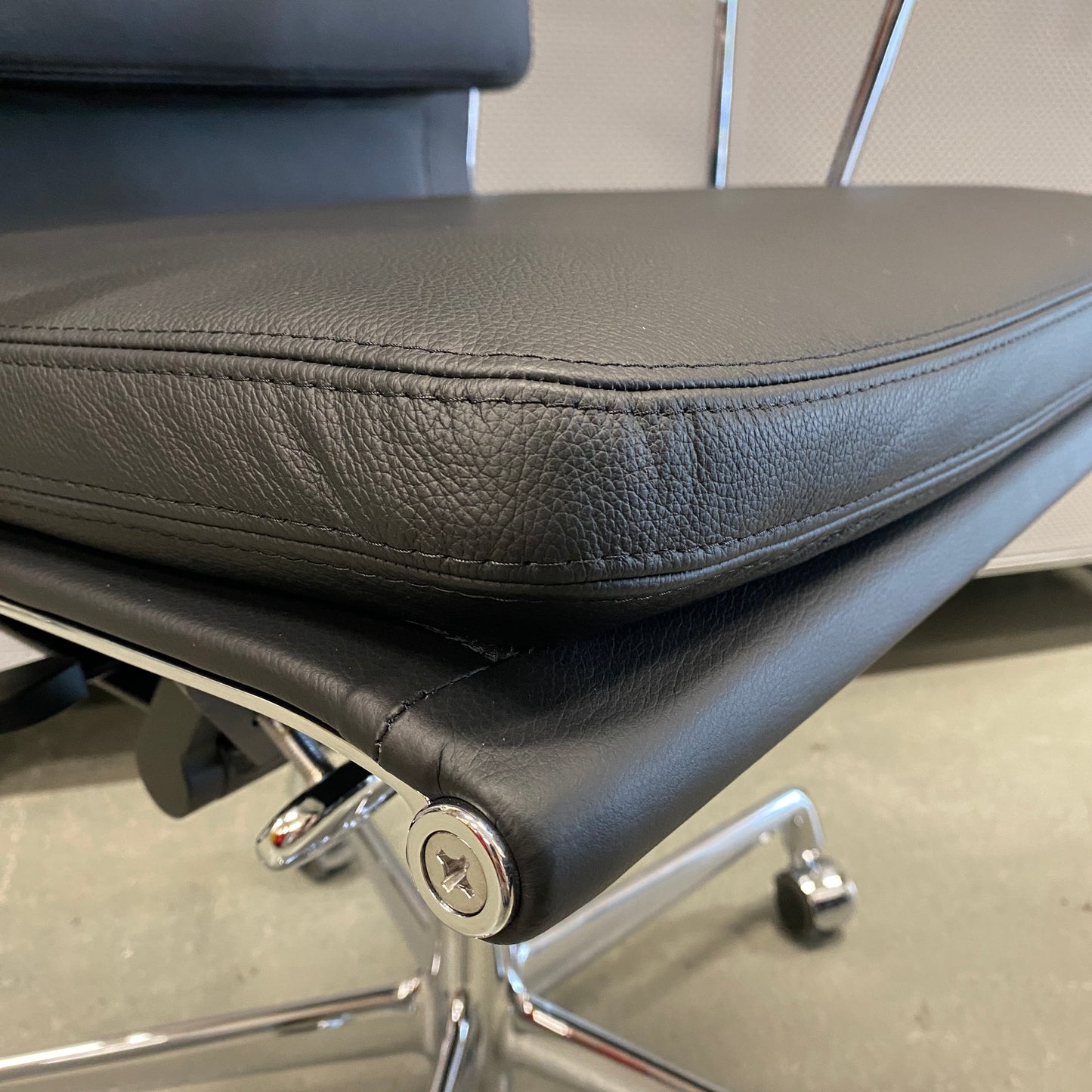 Vitra EA 219 Leder schwarz