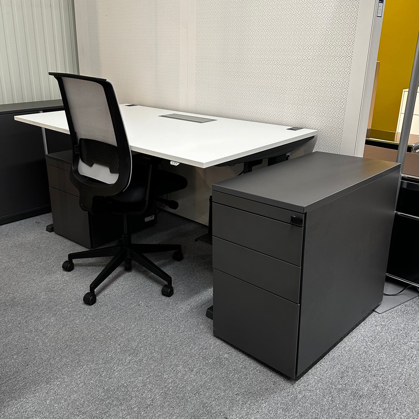 Steelcase Anstellcontainer