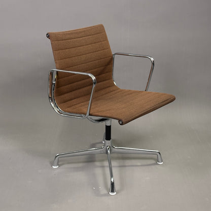 Vitra EA 107 Hopsak mokkabraun (nicht drehbar)