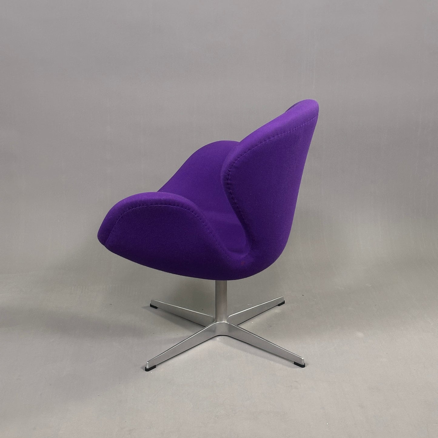 Fritz Hansen Swan Chair Lila