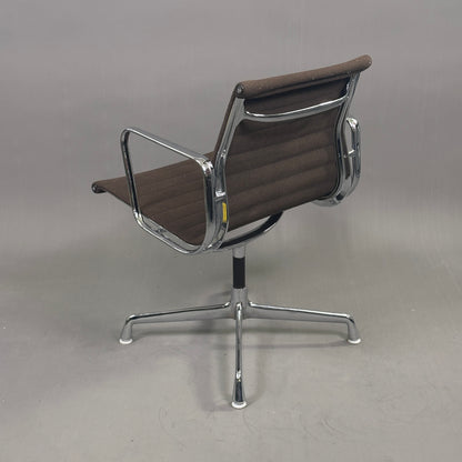 Vitra EA 107 Hopsak dunkles mokkabraun (nicht drehbar)