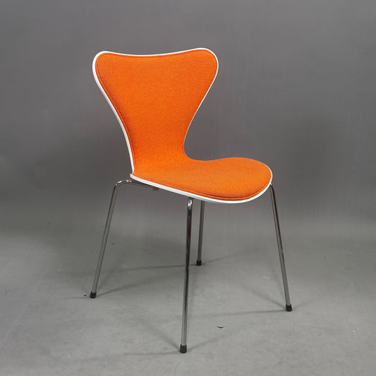 Fritz Hansen Serie 7 Stapelstuhl weiß / orange gepolstert