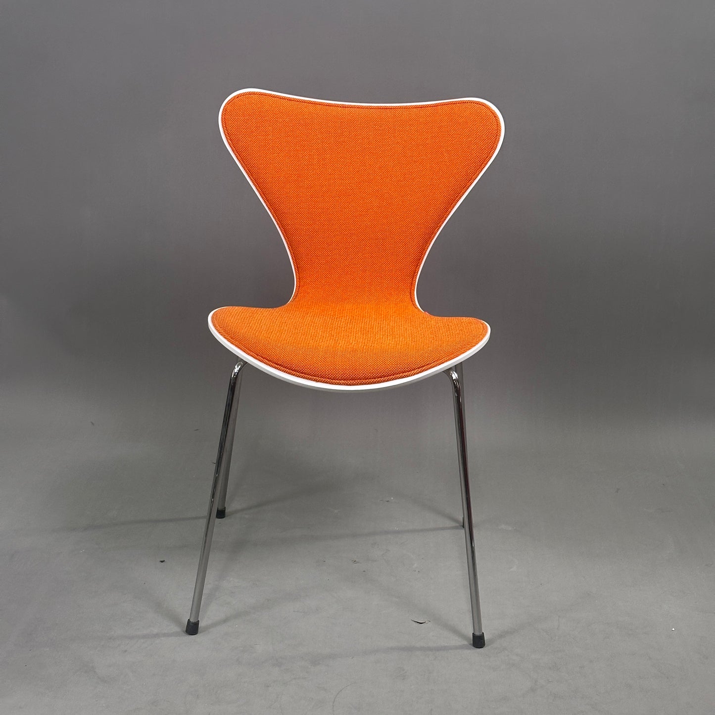 Fritz Hansen Serie 7 Stapelstuhl weiß / orange gepolstert