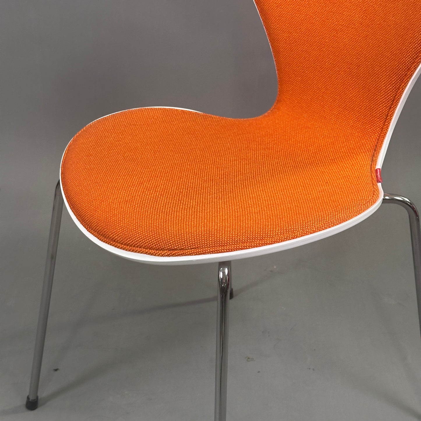 Fritz Hansen Serie 7 Stapelstuhl weiß / orange gepolstert