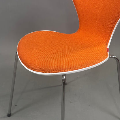 Fritz Hansen Serie 7 Stapelstuhl weiß / orange gepolstert